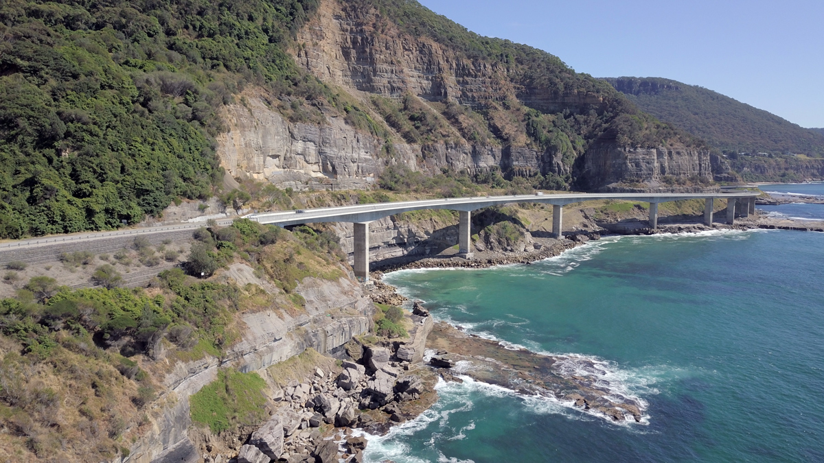 Знаменитый мост Sea Cliff Bridge над океаном