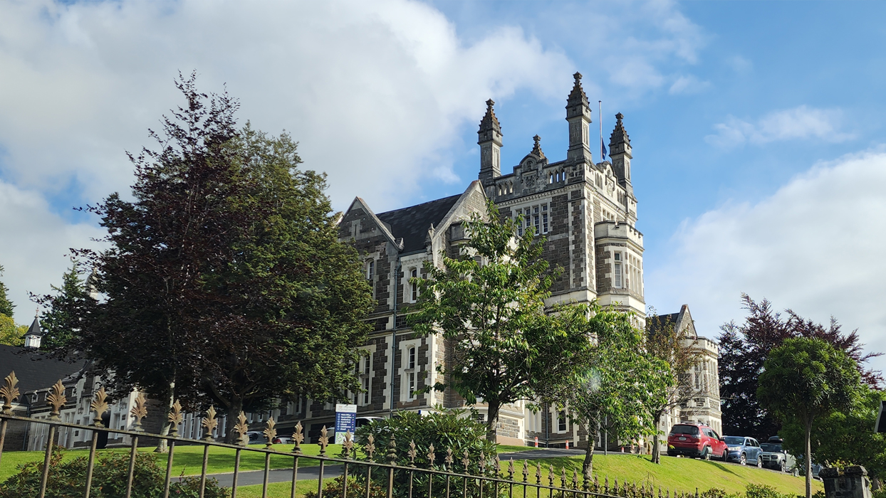 Историческое готическое здание Старшей школы для мальчиков Отаго в Данидине