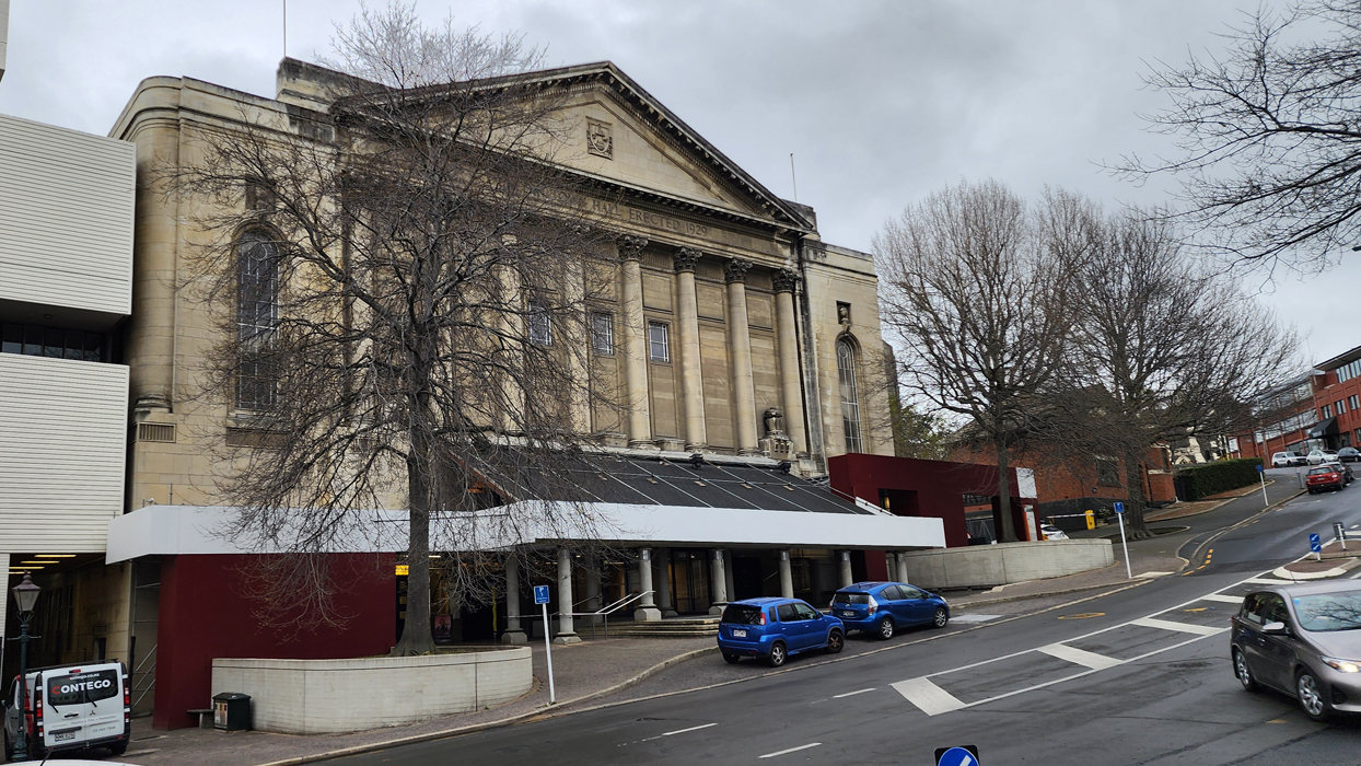 Историческое здание Ратуши Данидина (Dunedin Town Hall) с колоннами