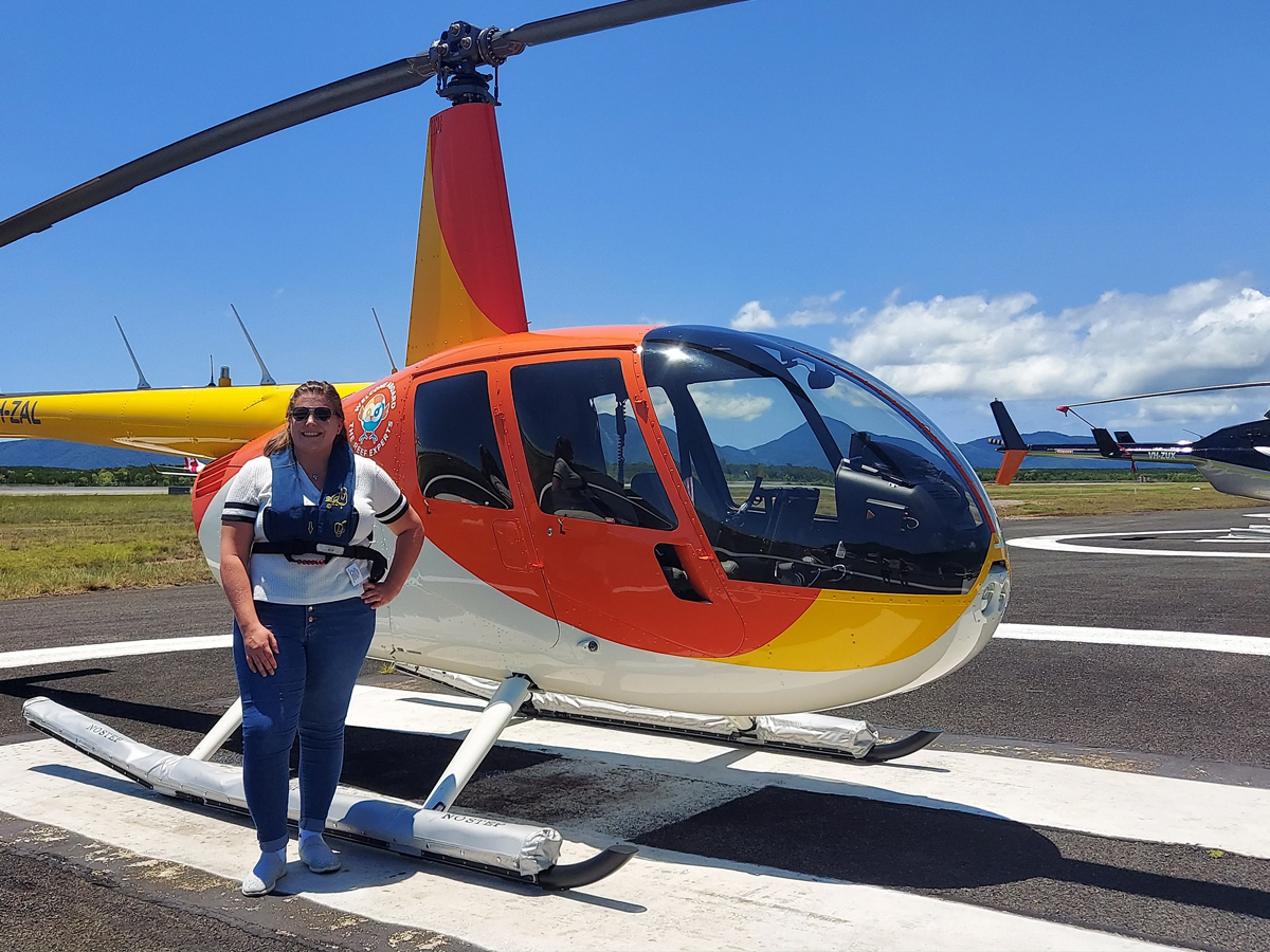 Вертолет и туристы