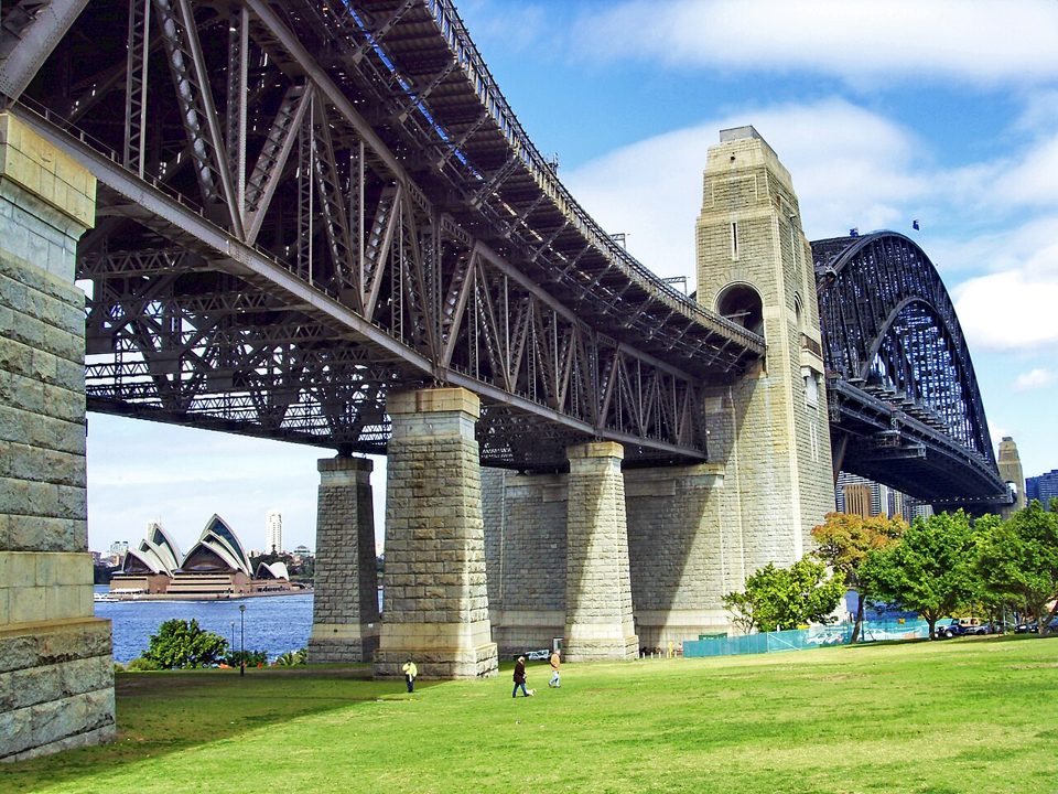 Lower Bradfield Park, Milsons Point — платная площадка под мостом