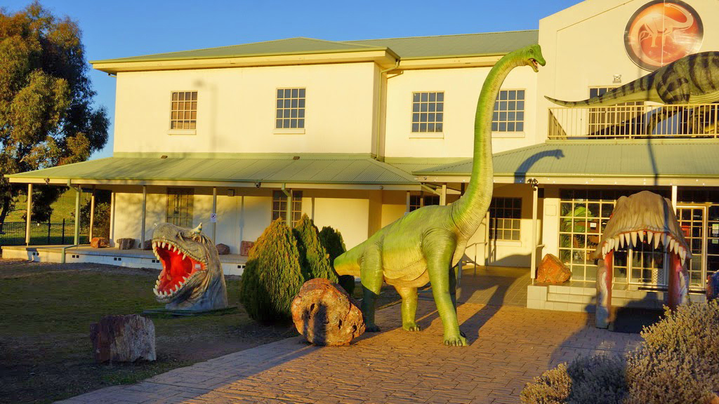 Дети лепят снеговика в Perisher Valley